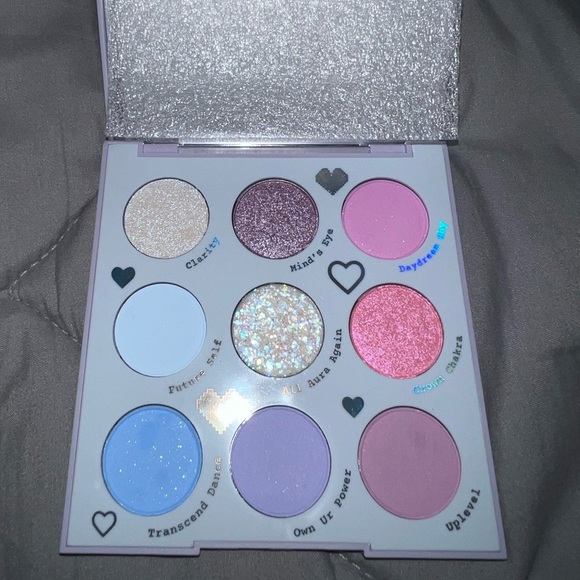 In a trange color pop eyeshadow pallet - Picture 1 of 6